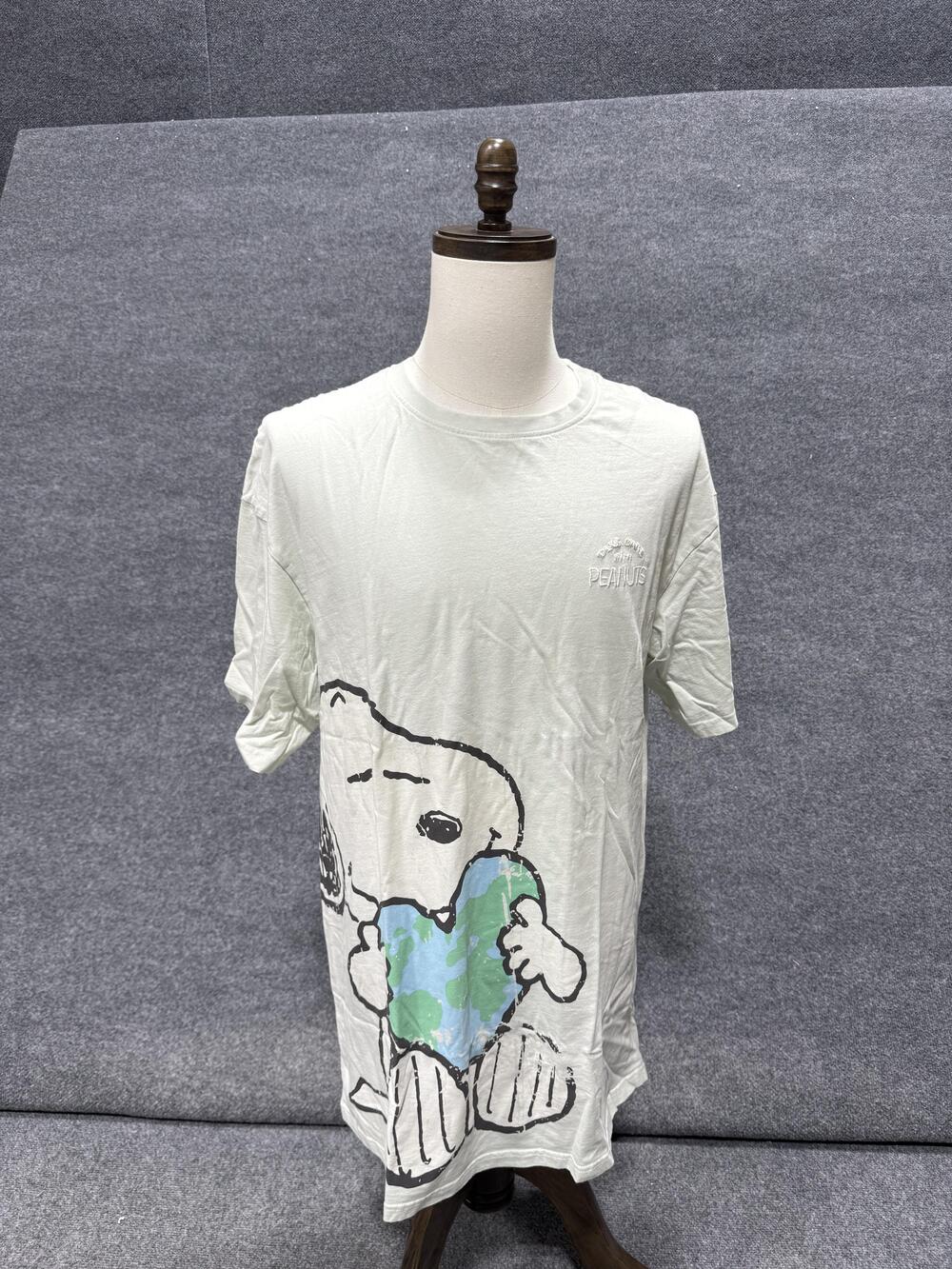 Peanuts Snoopy Earth Day Shirt Mens Medium Green Earth Graphic T-Shirt Tee